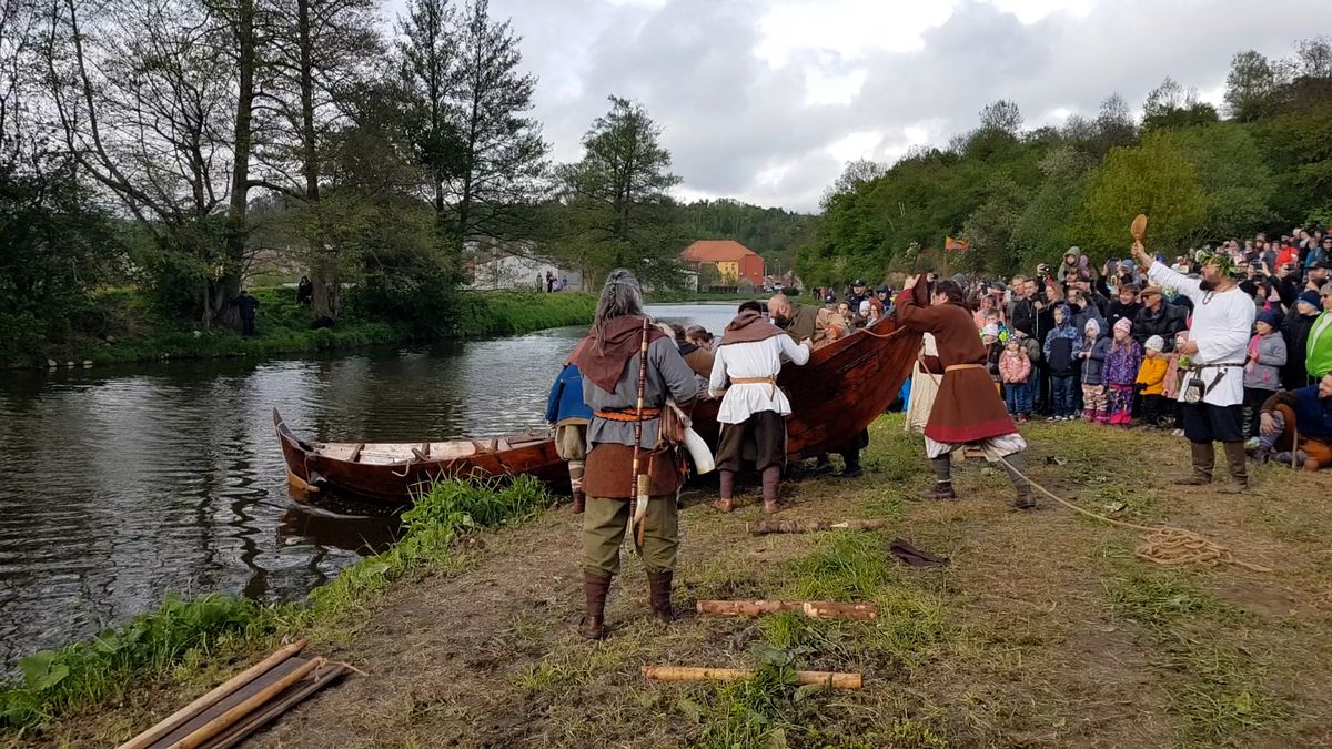Ronja, loď Vikingů pro čtyři muže a deset ovcí, ochutnala poprvé vodu.
